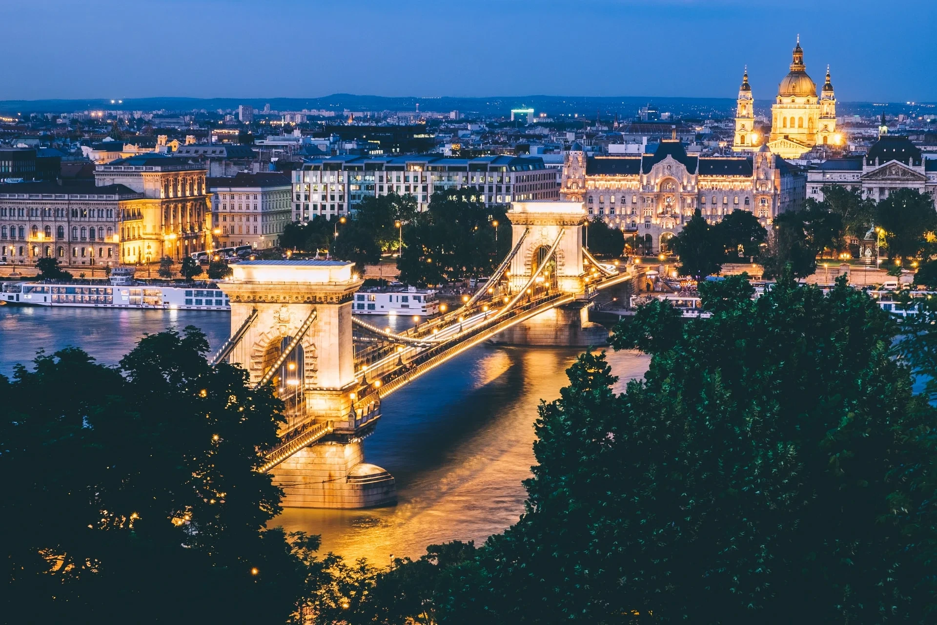 budapest-chain-bridge-night